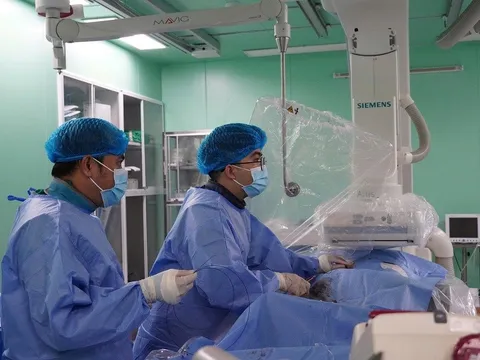 Can thiệp thành công túi phình mạch não cho cụ bà 90 tuổi