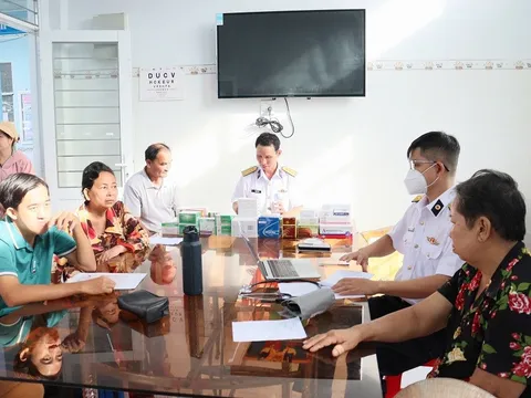 Bộ Tư lệnh Vùng 5 Hải quân phối hợp Trạm y tế khám bệnh, cấp thuốc miễn phí cho nhân dân trên địa bàn xã Năm Căn, tỉnh Cà Mau.
