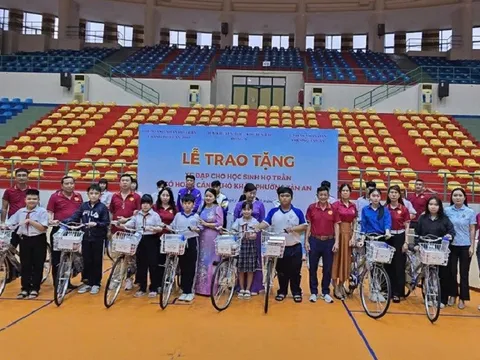Hội Doanh nhân họ Trần TP Cần Thơ trao tặng xe đạp và học bổng cho học sinh khó khăn