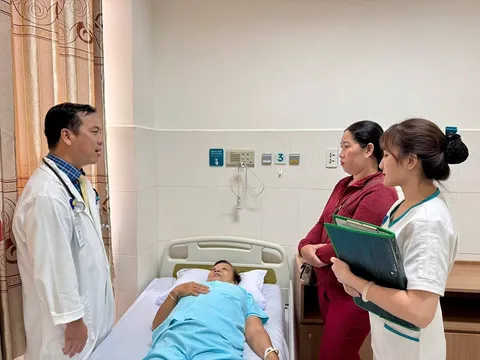Thực hiện giải pháp ít xâm lấn cho người bệnh cao tuổi bị sỏi ống mật chủ