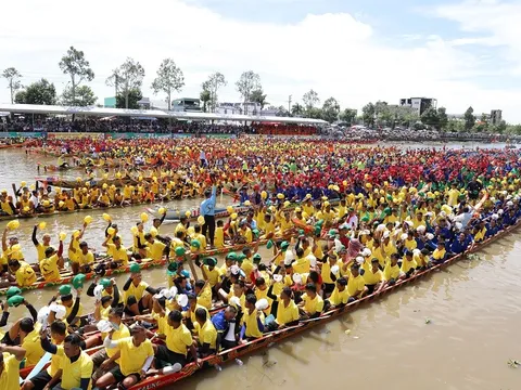 Cần Thơ khai mạc giải đua ghe Ngo năm 2025: Lễ hội của đoàn kết và sức mạnh cộng đồng