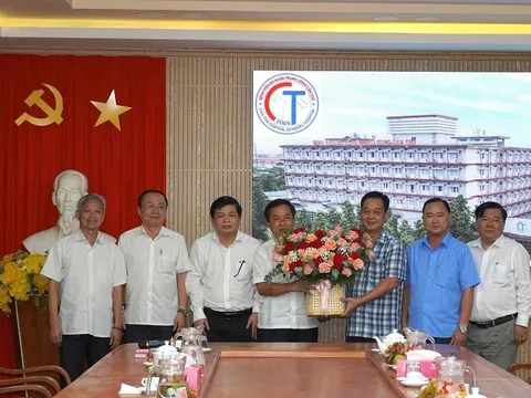 Đảng ủy UBND TP Cần Thơ đến thăm bệnh nhân ghép tạng từ người hiến chết não tại Bệnh viện Đa khoa Trung ương Cần Thơ