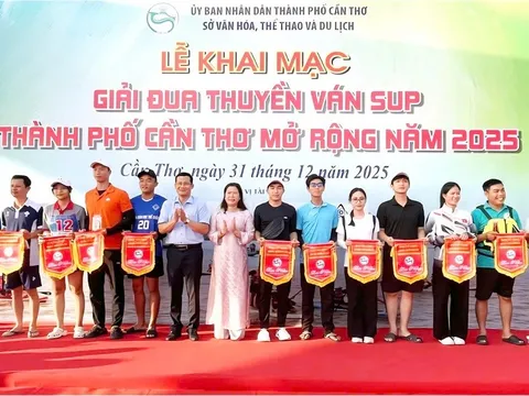 Cần Thơ: Sôi nổi khai mạc Giải đua thuyền ván SUP mở rộng năm 2025