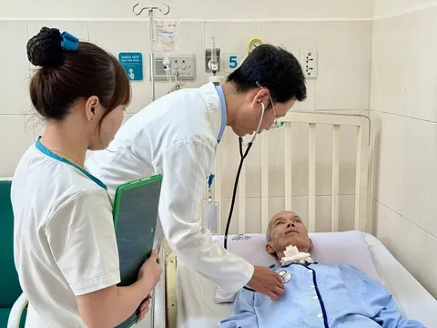 Lấy hóc dị vật đường thở kéo dài ở cụ ông 73 tuổi