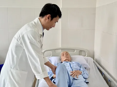 Cụ bà 87 tuổi có thể đi lại sau 5 ngày thay khớp háng