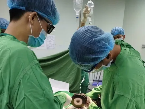 Chuyện hy hữu đưa cả máy cắt cấp cứu vào phòng phẩu thuật