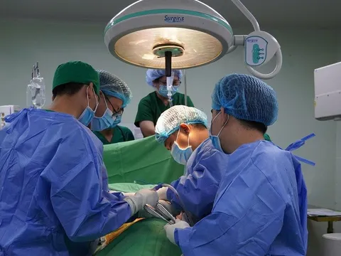 Phẩu thuật thành công bệnh nhân bị dị vật xuyên thành bụng do máy bắn đinh