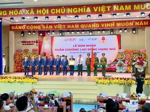 Trường Đại học Tây Đô vinh dự đón nhận Huân chương Lao động hạng Nhì