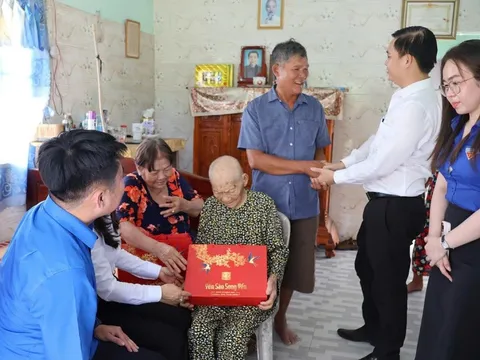 Agribank Chi nhánh Bắc Long An thăm và tặng quà Mẹ Việt Nam Anh hùng