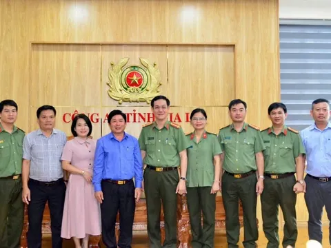 Gia Lai: Lãnh đạo phường Quy Nhơn chúc mừng Công an tỉnh Gia Lai nhân dịp 19/8