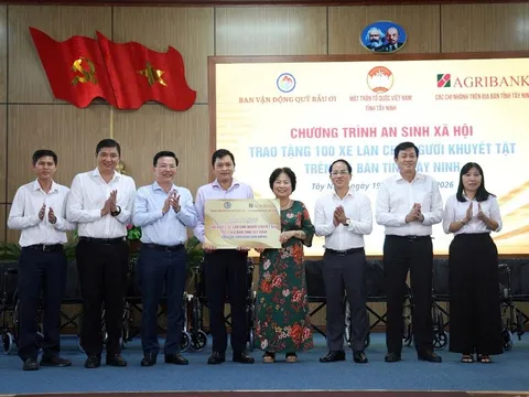 Các chi nhánh Agribank trên địa bàn tỉnh Tây Ninh trao tặng 100 xe lăn cho người khuyết tật