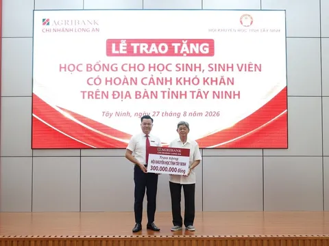 Trao học bổng hỗ trợ học sinh, sinh viên có hoàn cảnh khó khăn trên địa bàn tỉnh Tây Ninh
