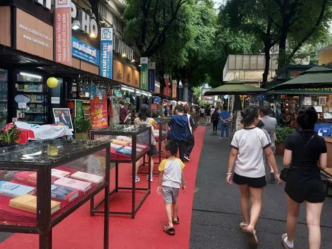 Triển lãm ảnh kỷ niệm tại TP. Hồ Chí Minh được nhiều người dân và du khách quan tâm.