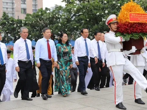 Lãnh đạo TP. Hồ Chí Minh dâng hương, dâng hoa tưởng niệm Chủ tịch Hồ Chí Minh và Chủ tịch Tôn Đức Thắng.