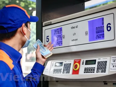 Tăng hai lần liên tiếp, giá xăng RON95-III vượt 28.400 đồng mỗi lít