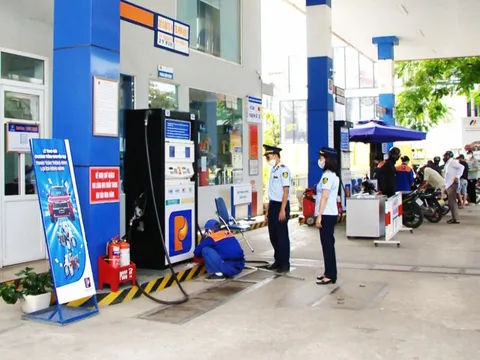 Lực lượng Quản lý thị trường "siết" kiểm soát kinh doanh xăng dầu
