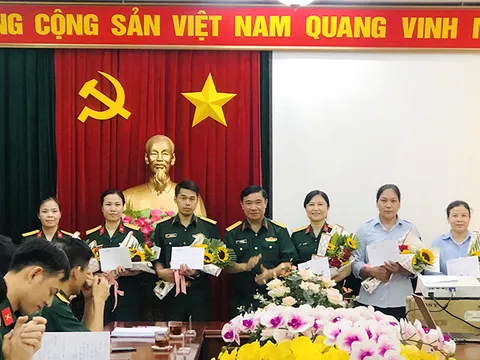 Văn phòng Học viện Chính trị trao các quyết định nâng bậc lương, thăng hàm