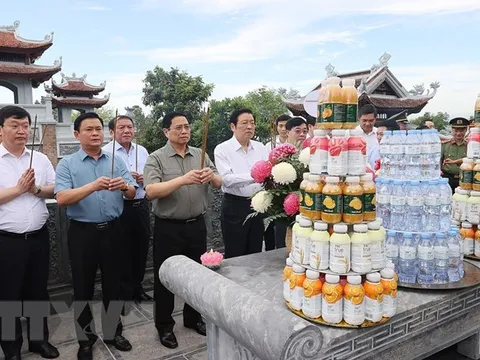 Thủ tướng tưởng niệm Chủ tịch Hồ Chí Minh và các liệt sỹ ở Nghệ An