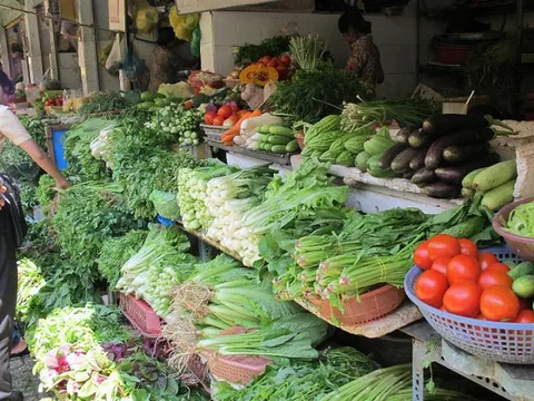 Hà Nội: Giá rau xanh, thực phẩm tiếp tục đà 'giảm nhiệt'
