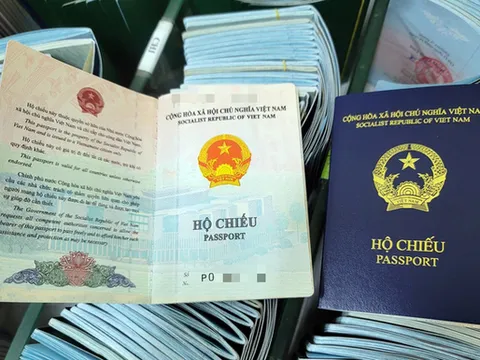 Đại sứ quán Việt Nam tại Tây Ban Nha liên hệ giải quyết vấn đề về hộ chiếu mới