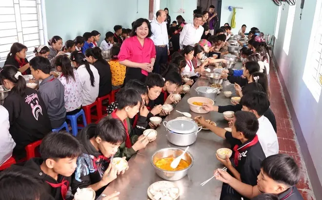 Đề xuất bổ sung chính sách ăn trưa, tăng cơ hội tiếp cận hỗ trợ cho học sinh vùng khó khăn
